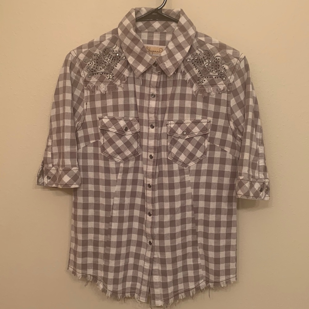 DONATED Shyanne plaid fringe top w/embellishment. Like new. 5⭐️Seller Posh Amb.
